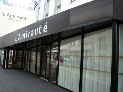Hôtel l'Amirauté, Front of property