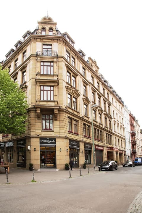 Victoria Hotel, Property entrance