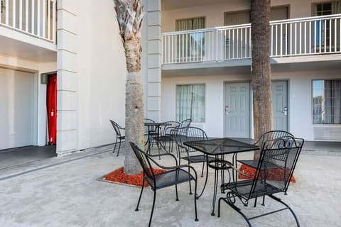 Econo Lodge Airport at RJ Stadium, BBQ/picnic area