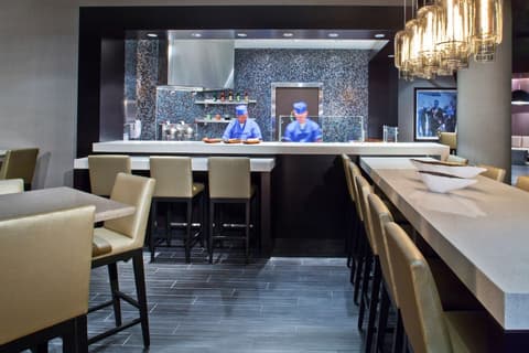 Hyatt Regency New Orleans, Restaurant