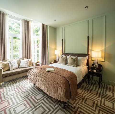 Ellen Kensington, Room