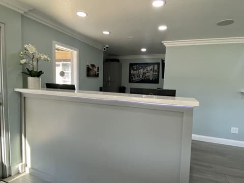 Aura Inn Monterey, Reception