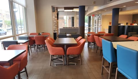 Holiday Inn Express Philadelphia - Penns Landing by IHG, Lobby sitting area