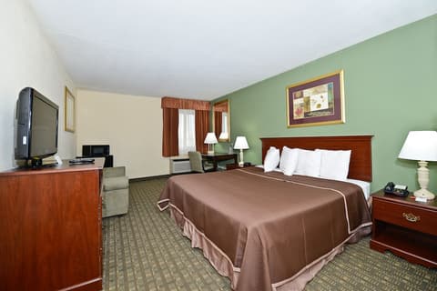 Howard Johnson Hotel by Wyndham Newark Airport, Room