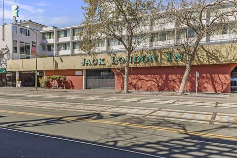 Jack London Inn, Front of property