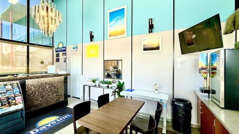 Days Inn by Wyndham Los Angeles Stadium Area/LAX, Lobby
