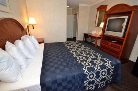 Days Inn by Wyndham Los Angeles Stadium Area/LAX, Room