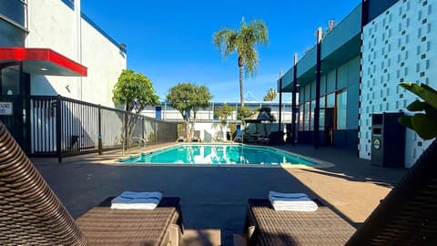 Days Inn by Wyndham Los Angeles Stadium Area/LAX, Outdoor pool