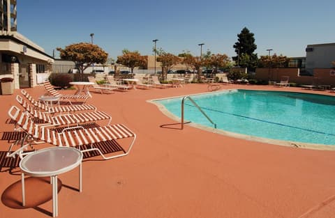 Oakland Airport Executive Hotel, Pool