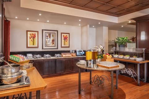 DoubleTree by Hilton Chicago - North Shore Conference Center, Breakfast area