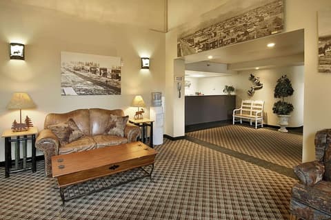 Ramada by Wyndham Anchorage, Lobby