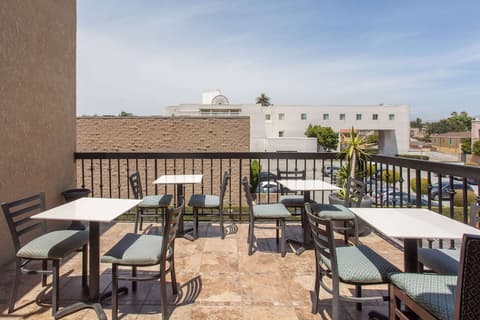 Ramada by Wyndham Culver City, Courtyard