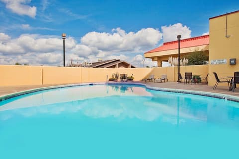 La Quinta Inn & Suites by Wyndham Memphis Airport Graceland, Pool