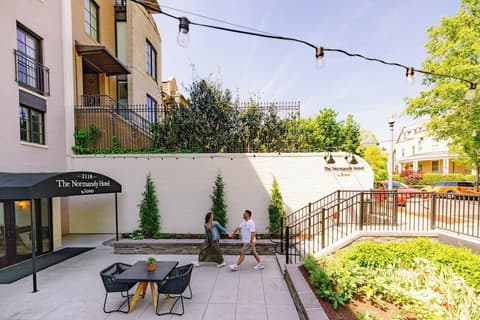 The Normandy Hotel, Property entrance