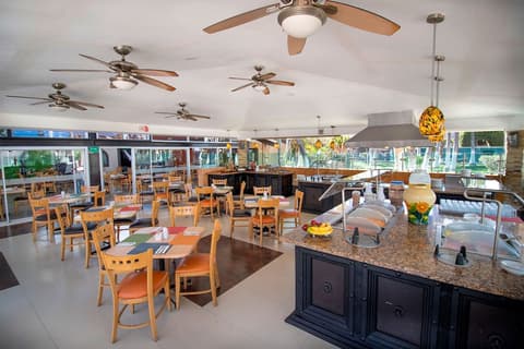 Araiza Palmira Hotel, Restaurant