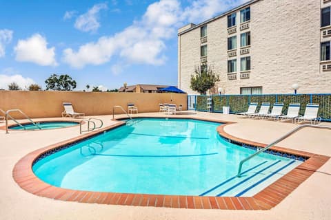 Days Inn & Suites by Wyndham Fullerton, Pool