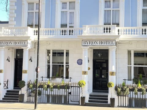 Byron Hotel London, Front of property