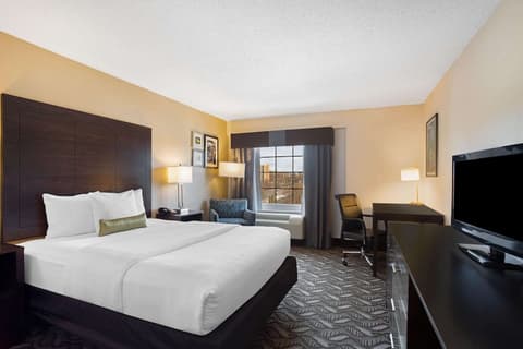 La Quinta Inn & Suites by Wyndham Springfield MA, Room