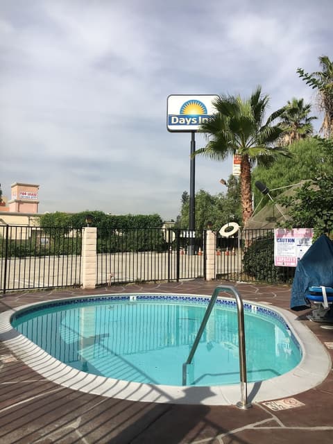 Days Inn by Wyndham Ontario Airport, Pool