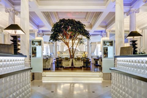 Lausanne Palace, Interior entrance