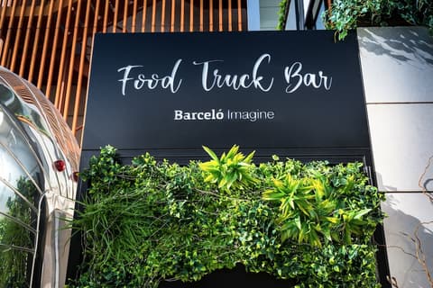 Barceló Imagine, Poolside bar