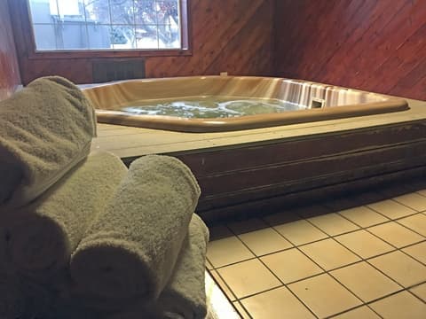 FairBridge Extended Stay – a Kitchenette Hotel, Indoor spa tub