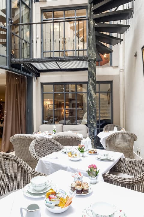 Hôtel Chateaubriand Champs Elysées, Outdoor dining