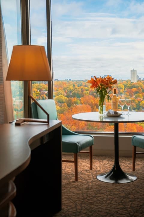 Pan Pacific Toronto, Exterior