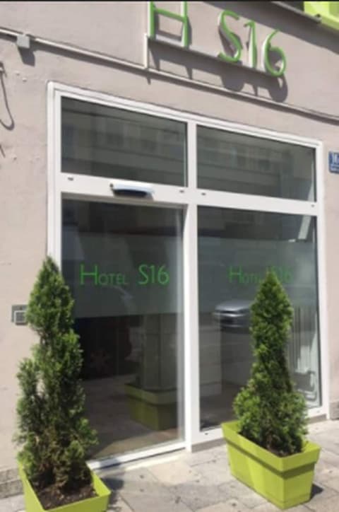 Hotel S16, Property entrance