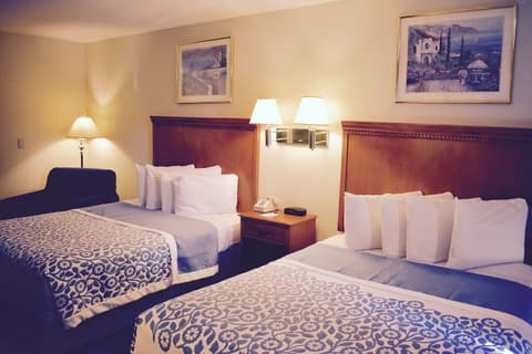 Days Inn by Wyndham Anaheim Near the Park, Room