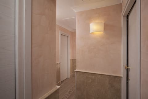 Kennedy Hotel, Reception