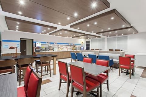 Holiday Inn Express Hotel & Suites Oakland-Airport by IHG, Breakfast meal