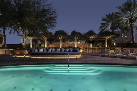 Four Seasons Hotel Houston, Outdoor pool