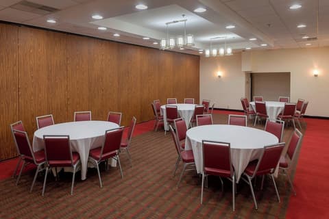 Four Points by Sheraton Asheville Downtown, Meeting facility