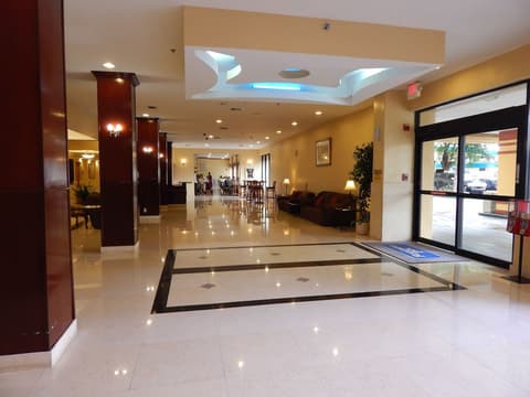 North Miami Beach Gardens Inn & Suites, Interior entrance
