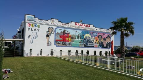 Ramada by Wyndham Kingman, Property grounds