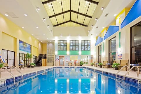Crowne Plaza Englewood by IHG, Pool