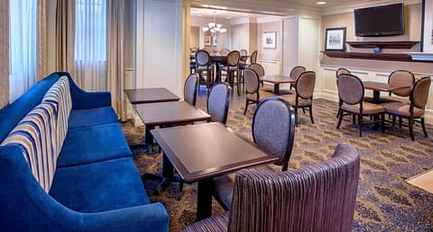 Hampton Inn & Suites Birmingham-Downtown-Tutwiler, Breakfast area