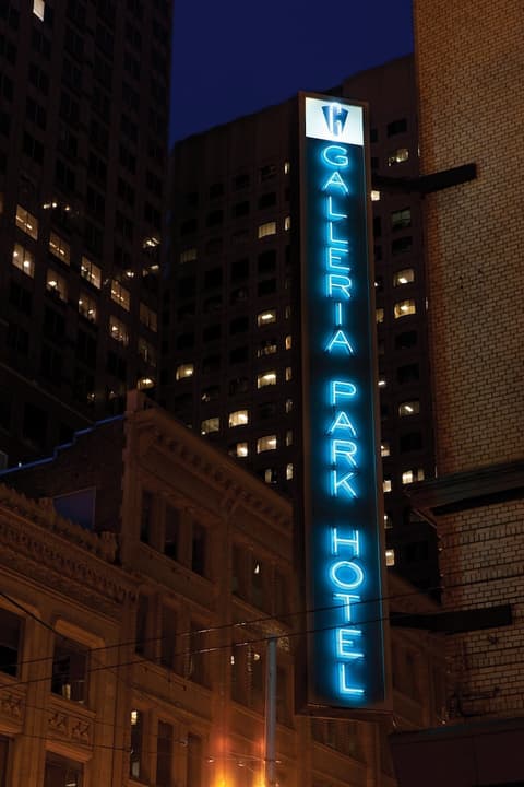 Galleria Park Hotel, Exterior