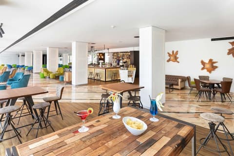 Alexandre La Siesta, Lobby