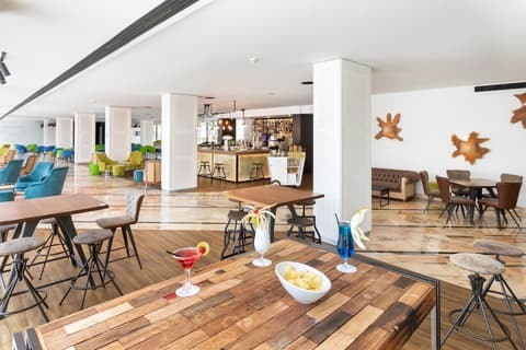 Alexandre La Siesta, Lobby