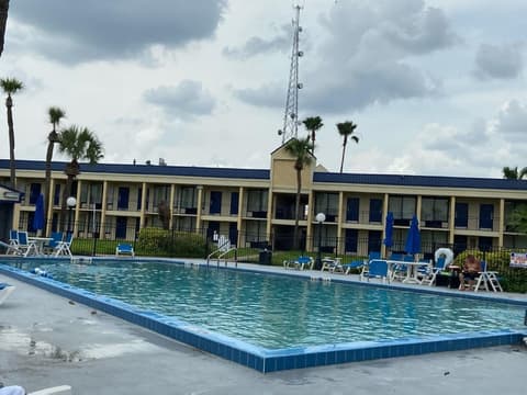 Days Inn by Wyndham Orlando Airport Florida Mall, Outdoor pool