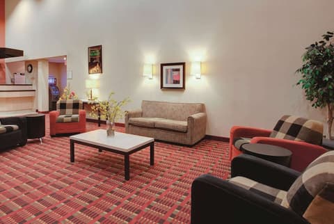 Ramada by Wyndham Fairfield NJ, Lobby