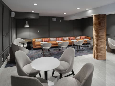 Axiom Hotel, Lounge
