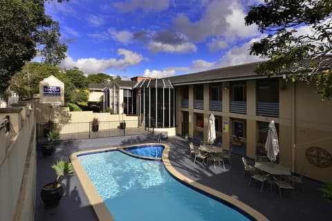 Twin Towers Inn, Pool
