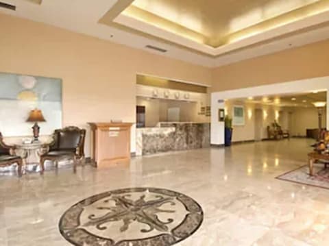 Ramada by Wyndham Hawthorne LAX / LA Stadium, Lobby