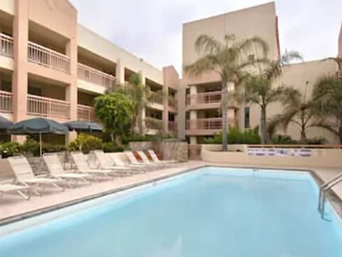 Ramada by Wyndham Hawthorne LAX / LA Stadium, Pool