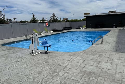 La Quinta Inn & Suites by Wyndham Indianapolis South, Pool