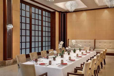 Sheraton Oman Hotel, Restaurant