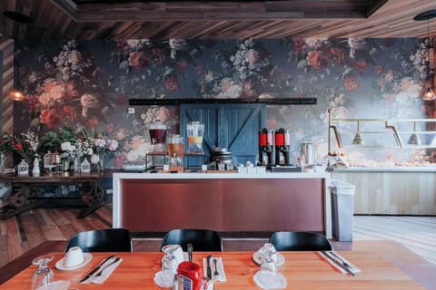 DoubleTree Suites by Hilton Htl & Conf Cntr Downers Grove, Breakfast area